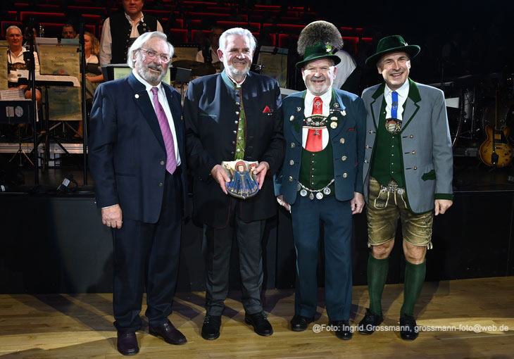 Ehrung f&uuml;r Karl-Heinz Knoll (2.v.l) vom Festring (&copy;Foto: Ingrid Grossmann) 